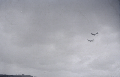 351663 Afbeelding van twee overvliegende Amerikaanse B-17 (Flying Fortress) vliegtuigen boven Utrecht, tijdens de ...